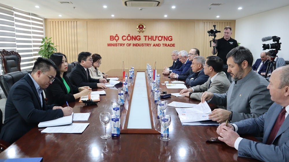 Vizeminister Truong Thanh Hoai empfing und arbeitete mit Herrn Minnikhanov Rustam Nurgalievich, Leiter von ...