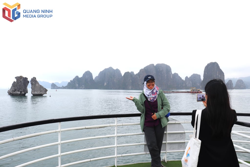 Tourists take souvenir photos on Ha Long Bay.