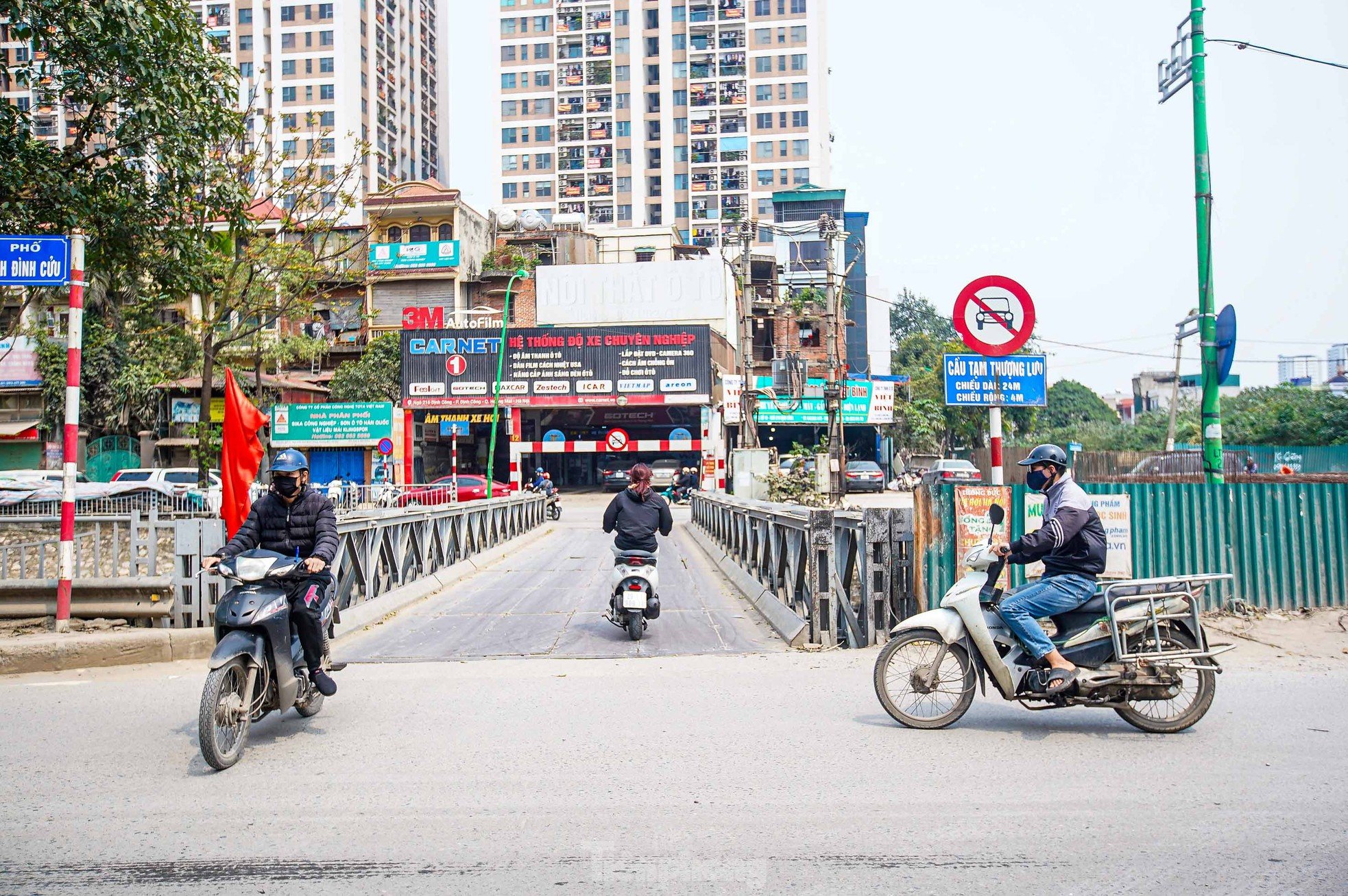 Close-up of degraded, rusty bridges in Hanoi photo 14