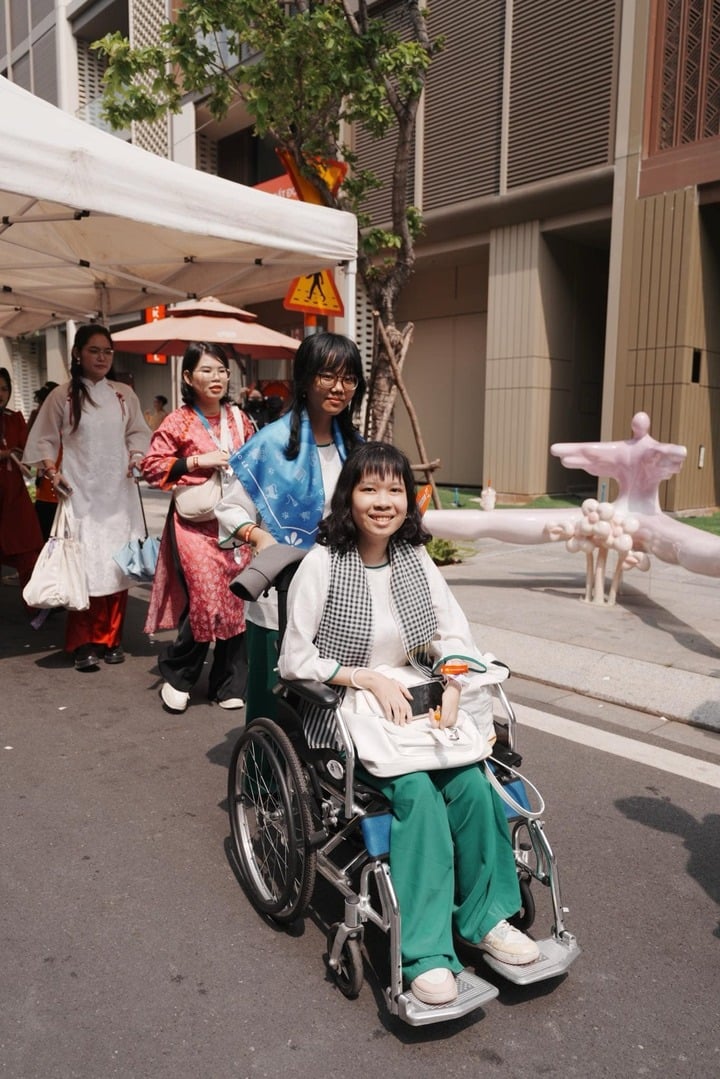 車椅子に乗った観客がショーを観た。主催者は、特別な観客が最も快適にイベントに没頭できるよう積極的にサポートします。