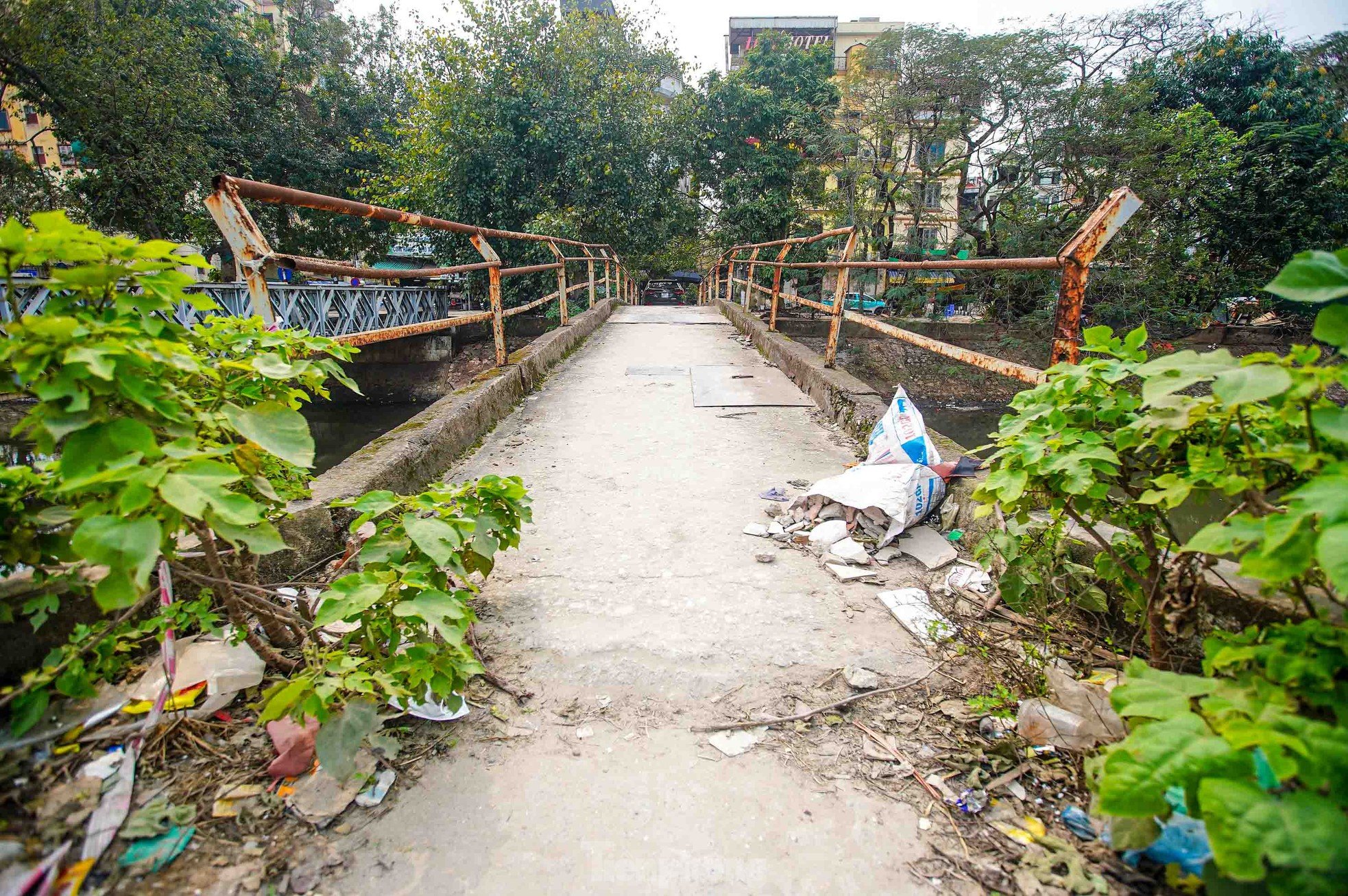 Close-up of degraded, rusty bridges in Hanoi photo 11