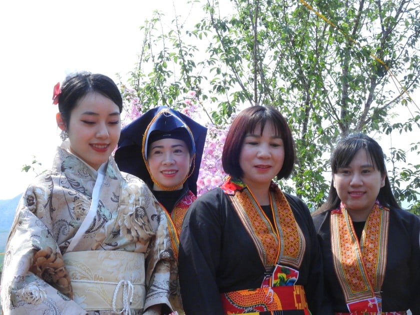 Nhân dân và du khách tham gia trải nghiệm trang phục Kimono (Nhật Bản) và trang phục đồng bào dân tộc.