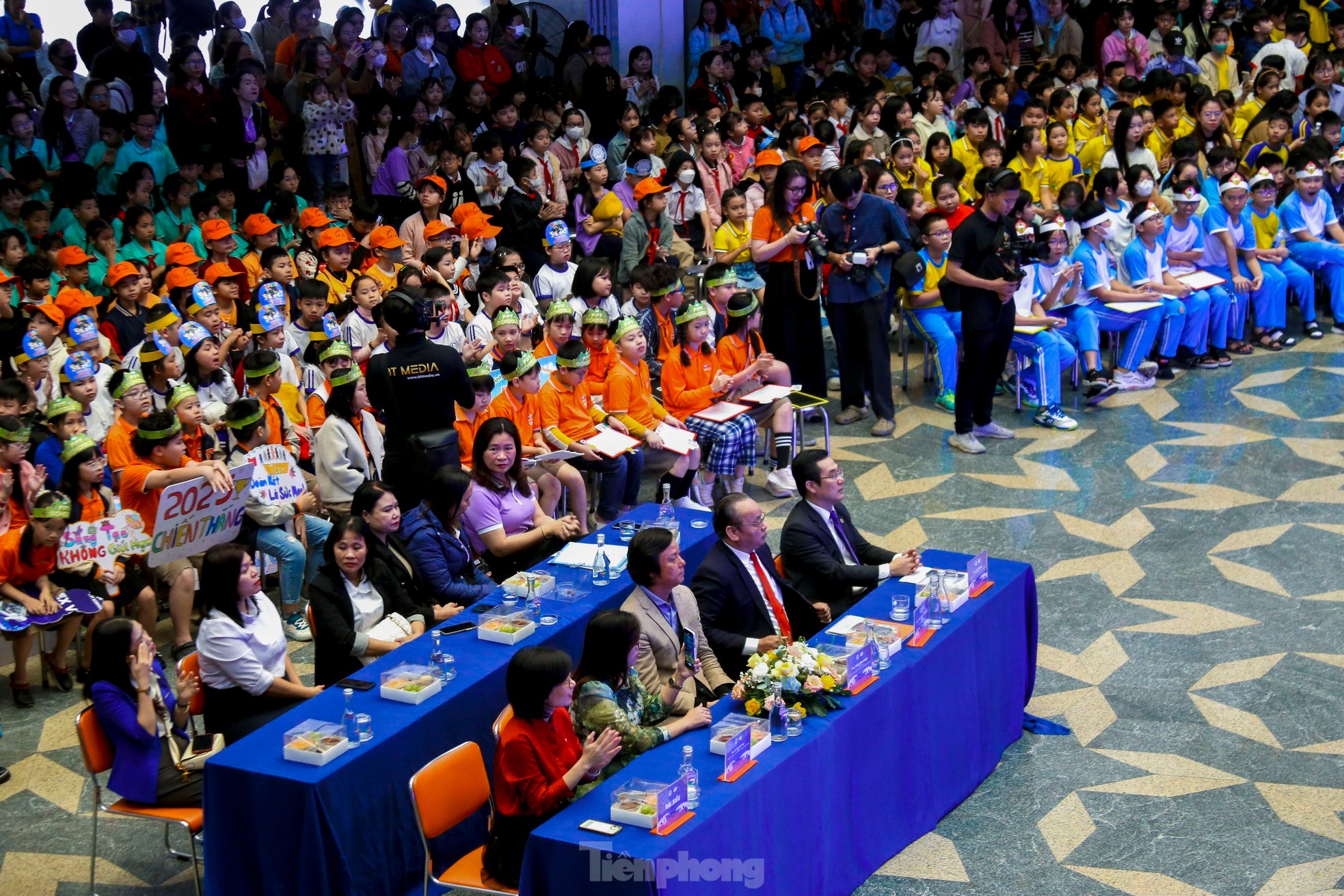 More than 2,000 Da Nang students excitedly experience Robots and basic programming photo 1