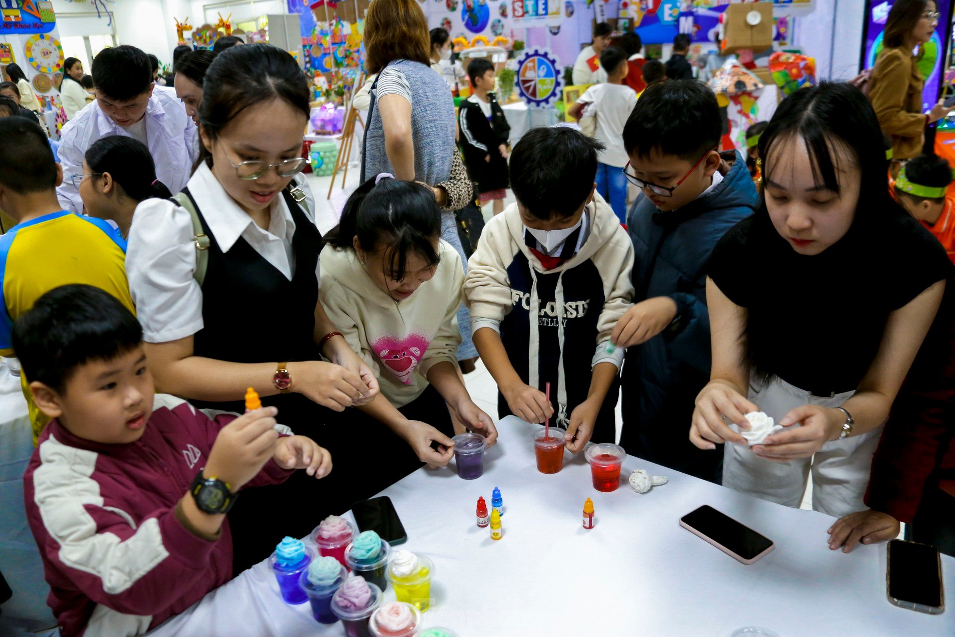 More than 2,000 Da Nang students excitedly experience Robots and basic programming photo 14