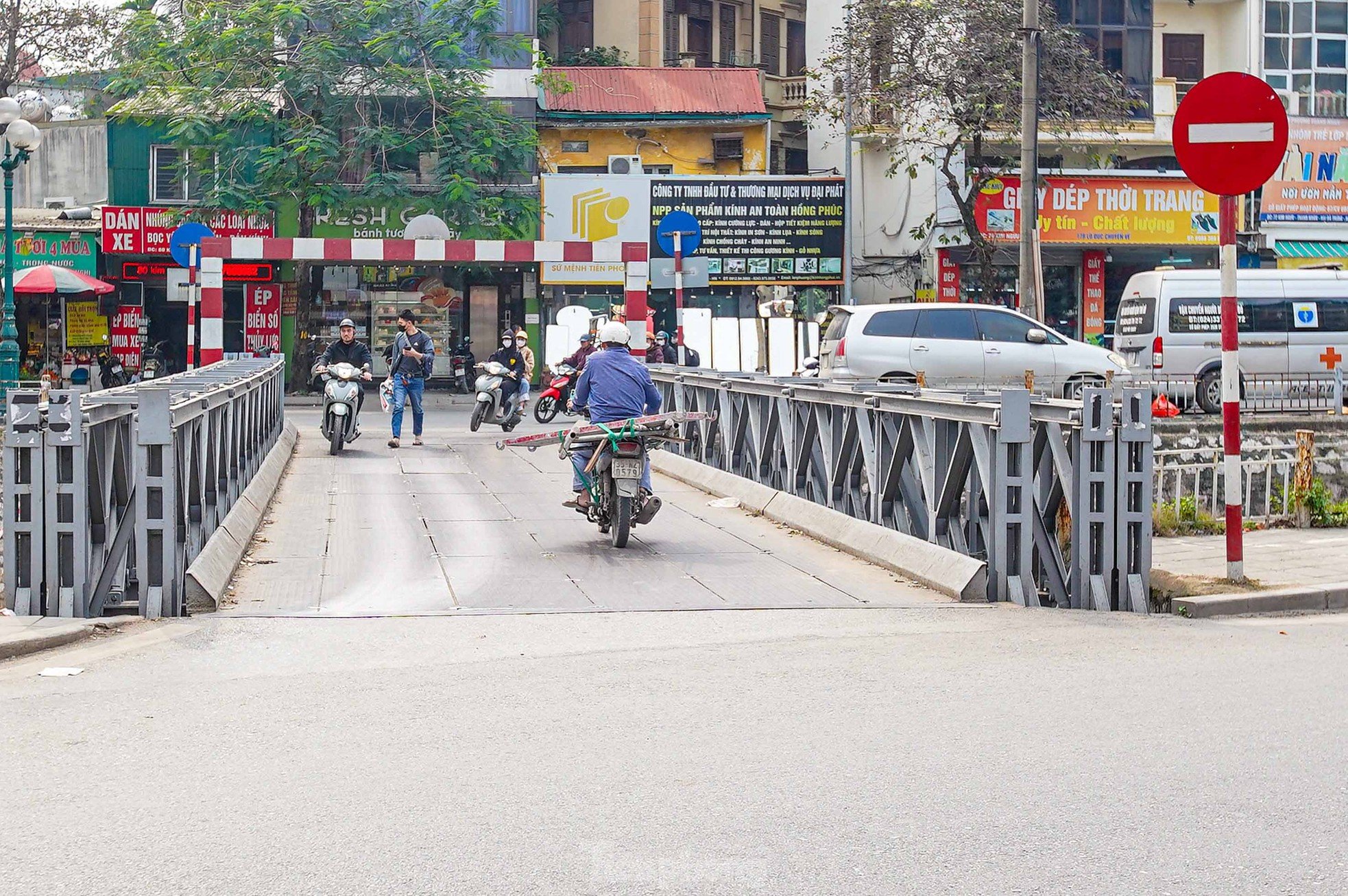 Close-up of degraded, rusty bridges in Hanoi photo 5