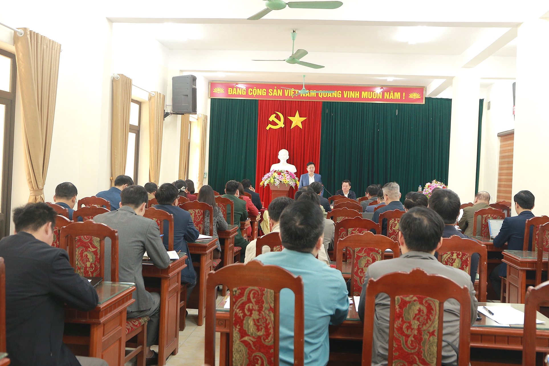 เลขาธิการพรรคประจำจังหวัด Hoang Duy Chinh ทำงานร่วมกับคณะกรรมการถาวรของพรรคเขต Cho Moi เกี่ยวกับความคืบหน้าของโครงการย้ายถิ่นฐานและการเคลียร์พื้นที่