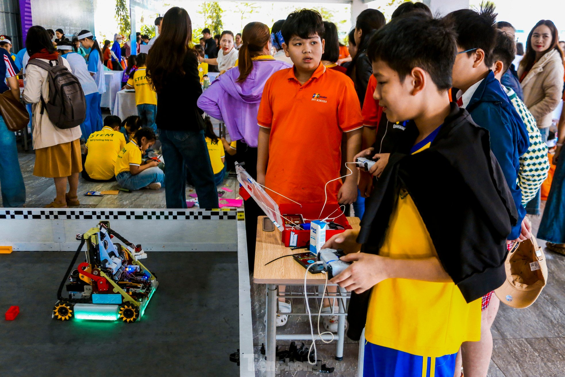 Mehr als 2.000 Da Nang-Studenten erleben begeistert Roboter und grundlegende Programmierung Foto 15