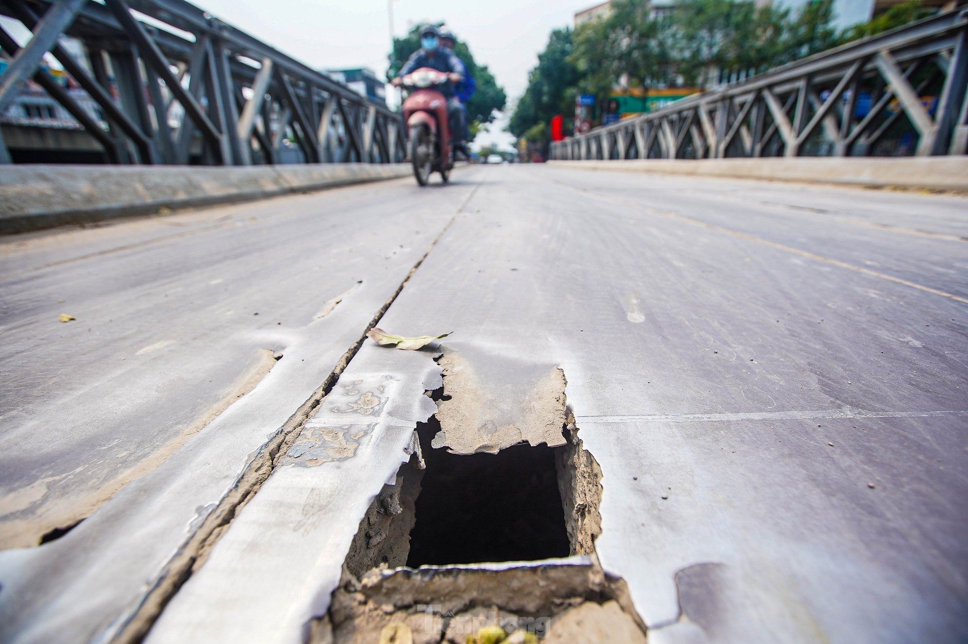 Close-up of degraded, rusty bridges in Hanoi photo 16