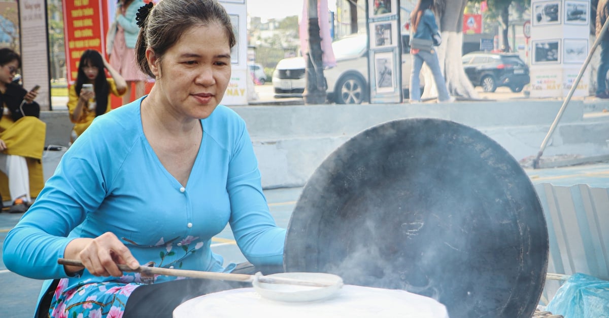 Tourists enjoy experiencing traditional craft villages in the heart of Da Nang