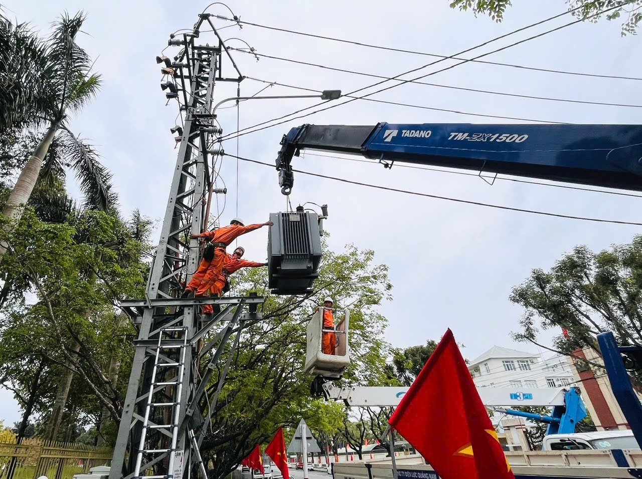 PC Quang Nam stellt die Stromversorgung für die Feierlichkeiten zum 50. Jahrestag der Befreiung der Provinz Quang Nam sicher