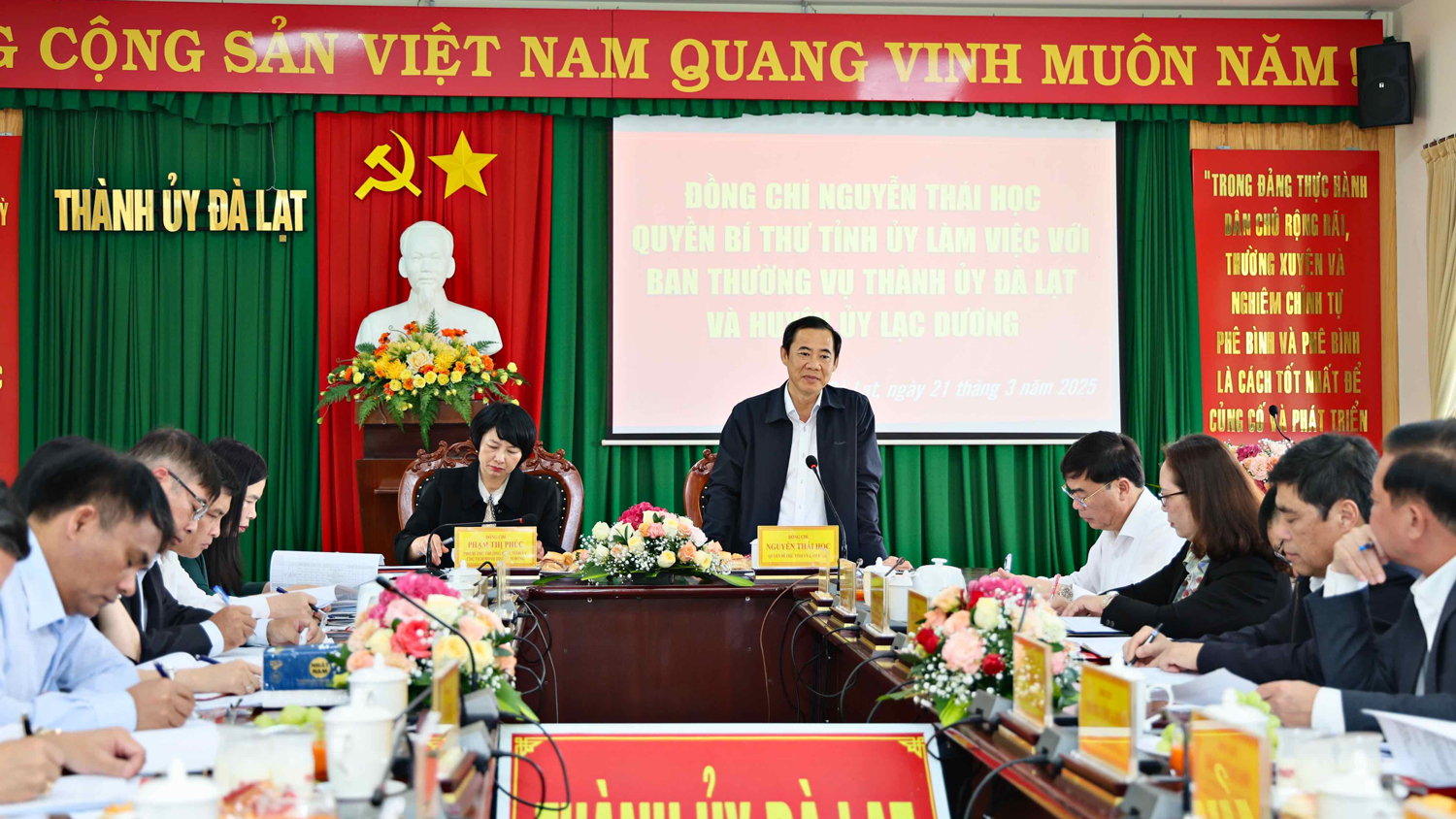 สหายเหงียน ไท ฮอก เลขาธิการพรรคประจำจังหวัด และสหาย Pham Thi Phuc รองเลขาธิการพรรคประจำจังหวัด ประธานสภาประชาชนจังหวัด เป็นประธานการประชุมเชิงปฏิบัติการร่วมกับคณะกรรมการประจำพรรคเมืองดาลัตและคณะกรรมการพรรคเขตหลักเซือง