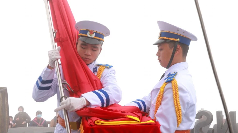 Sacred flag-raising ceremony on Fansipan peak photo 5