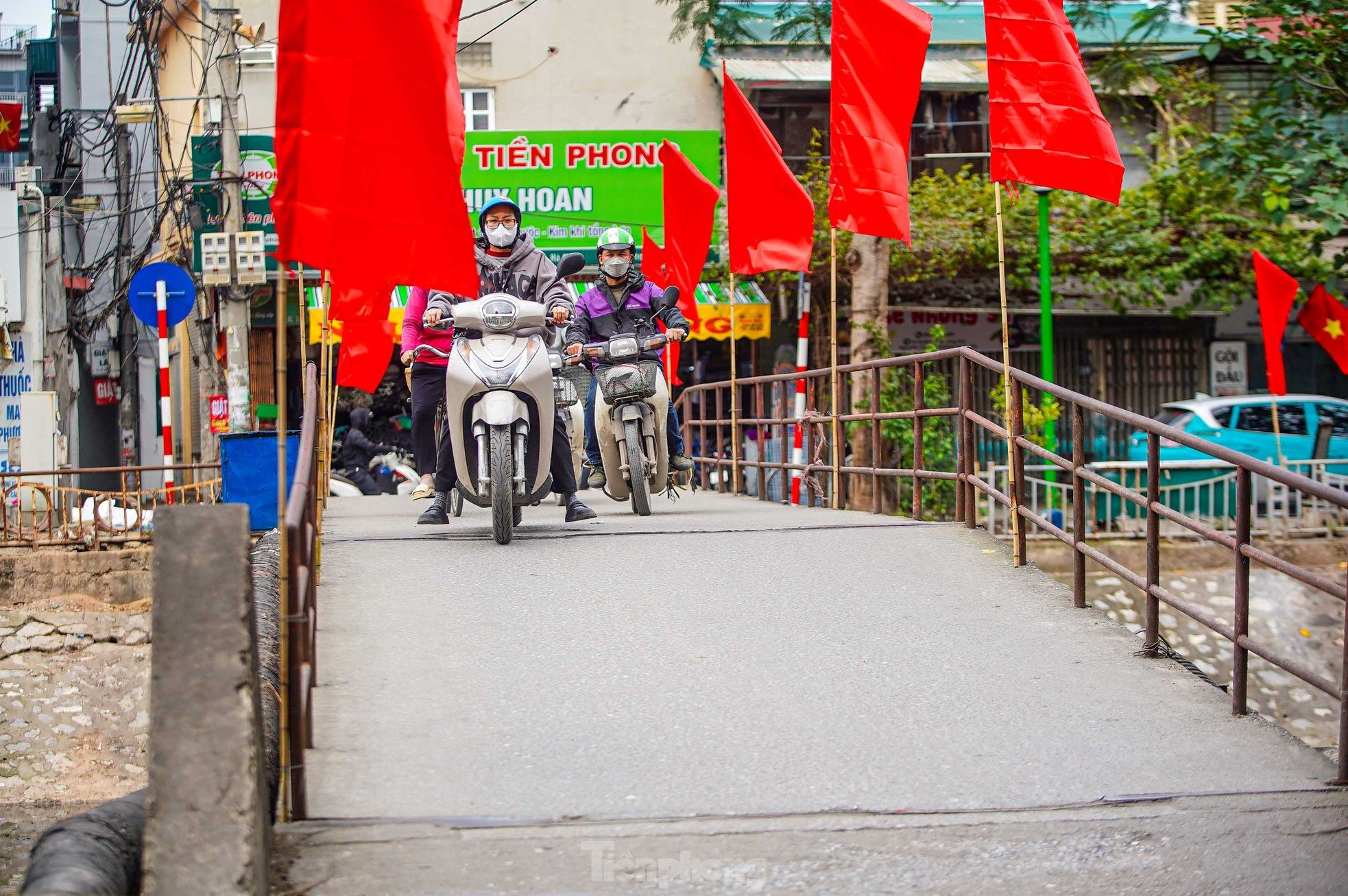 Close-up of degraded, rusty bridges in Hanoi photo 18