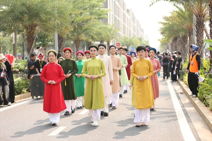 Biển người mặc trang phục truyền thống dự concert 'Anh trai vượt ngàn chông gai' - 11