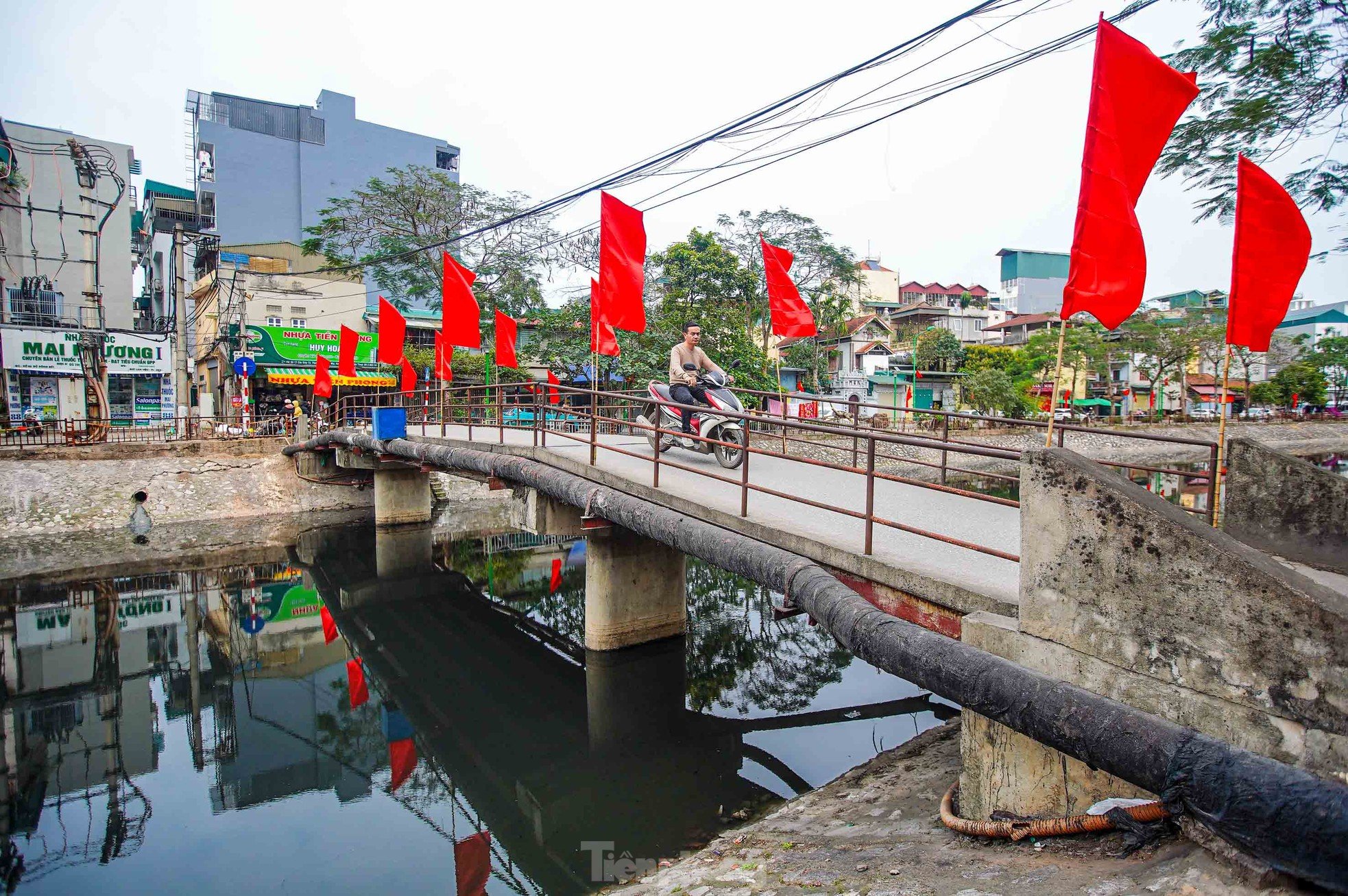 Close-up of degraded, rusty bridges in Hanoi photo 17