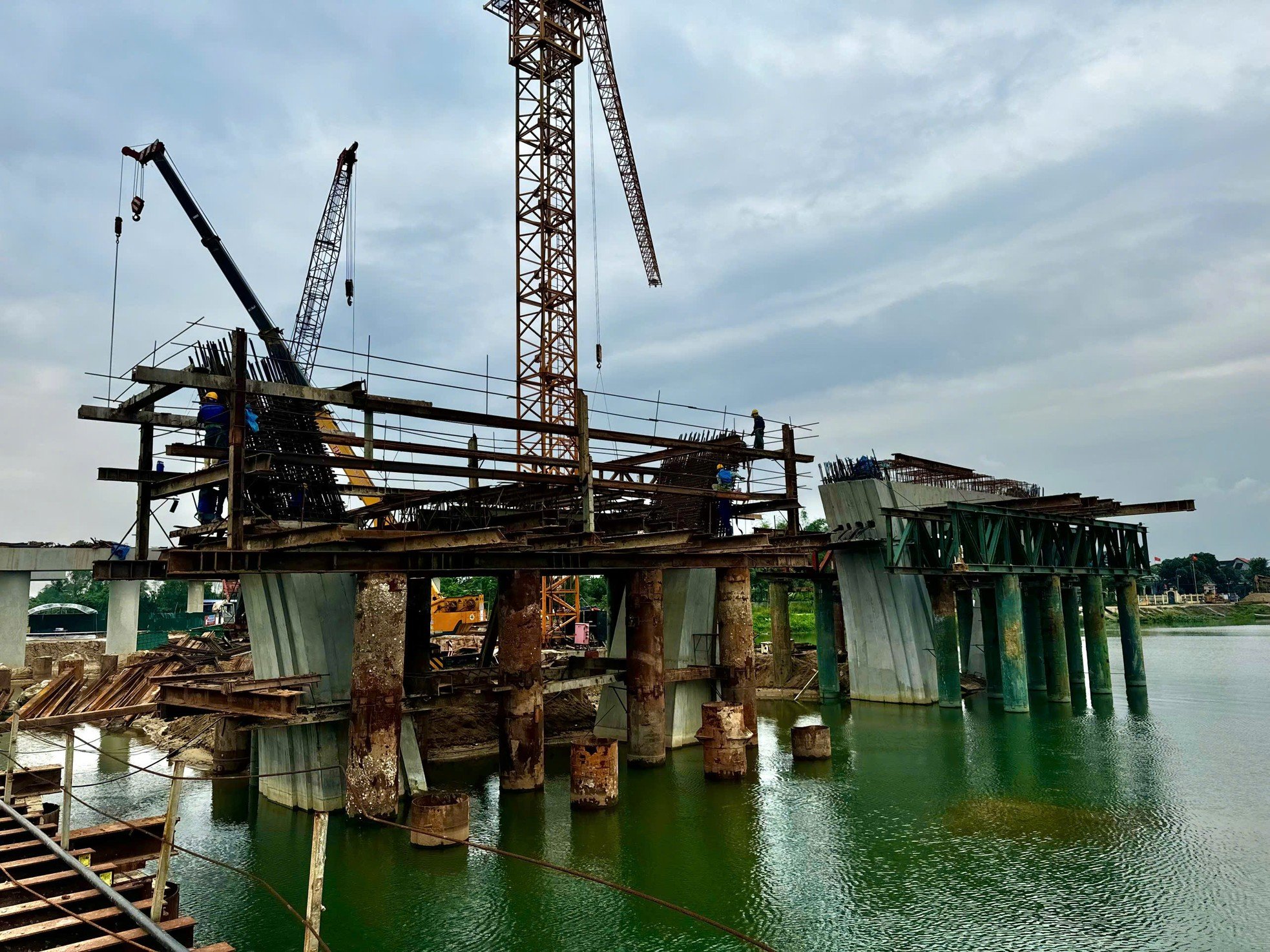 Zwei 4.400 Milliarden VND teure Verkehrsprojekte in Quang Ngai liegen hinter dem Zeitplan zurück. Foto 4