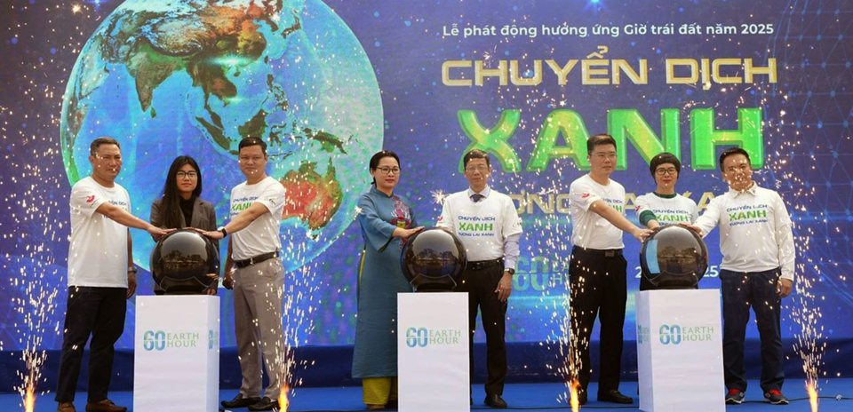 ผู้แทนกดปุ่มเปิดตัว Earth Hour 2025 ภาพโดย: Hoai Nam