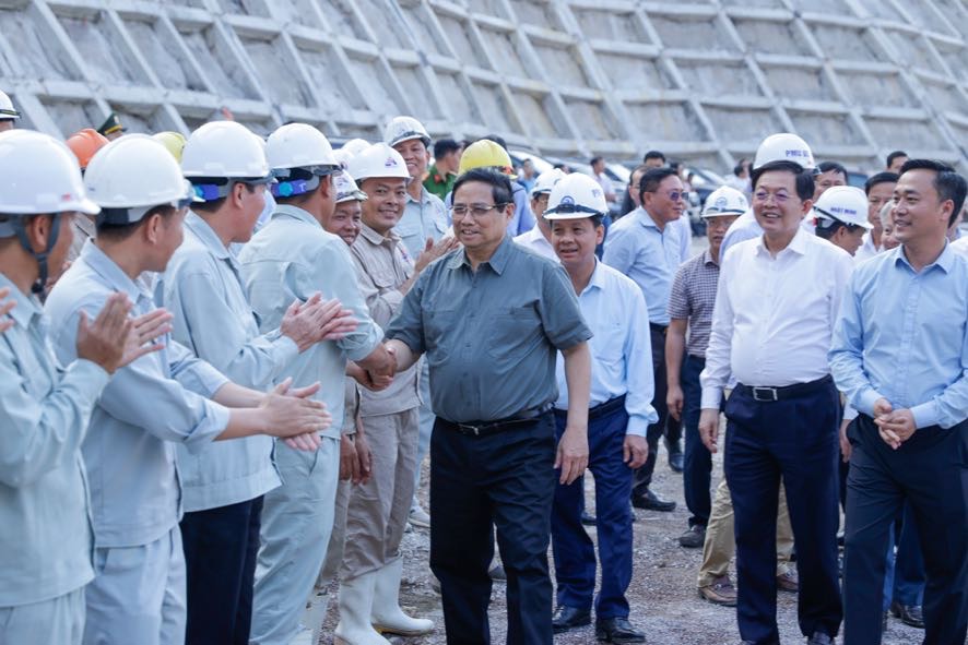 Premierminister ermutigt Bauarbeiter auf der Baustelle – Foto: VGP/Nhat Bac  