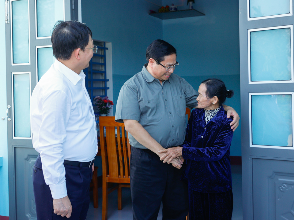 Bei seinem Besuch und der Übergabe von Geschenken an den Haushalt von Frau Tran Thi Tam, der fast zur Armut neigt, würdigte der Premierminister die Bemühungen und Ergebnisse von Binh Dinh und betonte, dass es für die vollständige Beseitigung der provisorischen und baufälligen Häuser im ganzen Land bis 2025 notwendig sei, die Bemühungen jedes einzelnen Haushalts und die Unterstützung und Hilfe von Verwandten und Nachbarn zu fördern - Foto: VGP/Nhat Bac