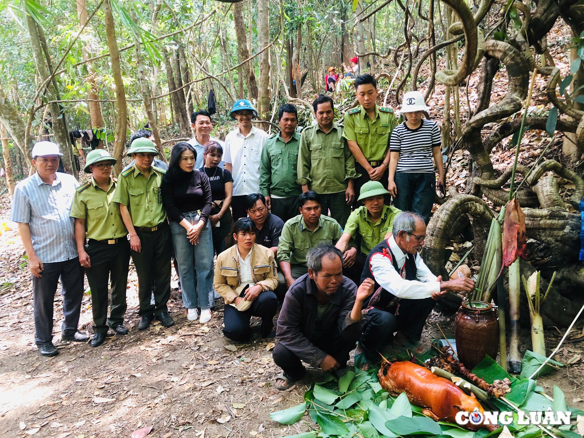 Gia Lai-Festival zu Ehren des JR-Volkes und zum gemeinsamen Schutz des Waldes Bild 1