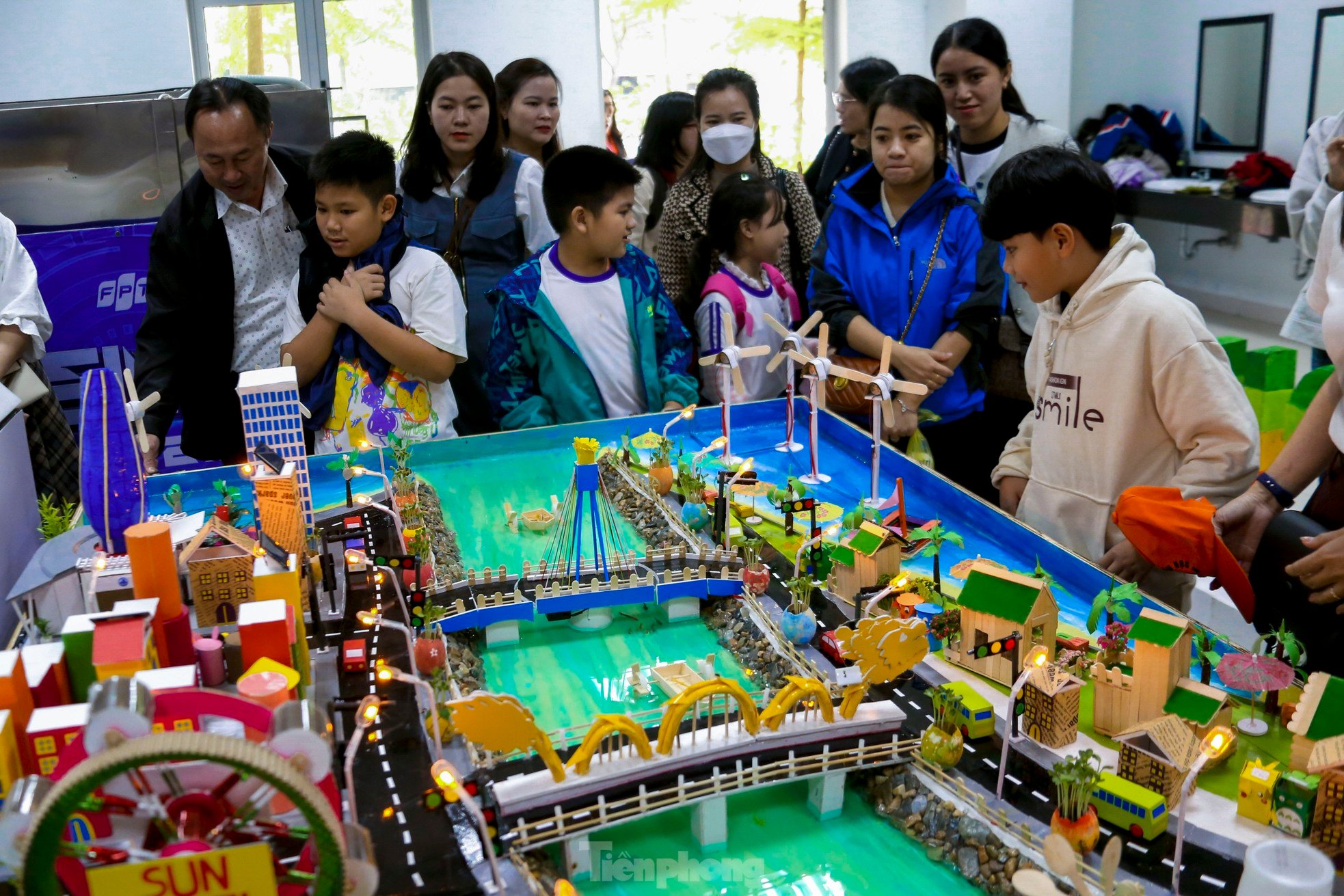 Mehr als 2.000 Da Nang-Studenten erleben begeistert Roboter und grundlegende Programmierung Foto 8