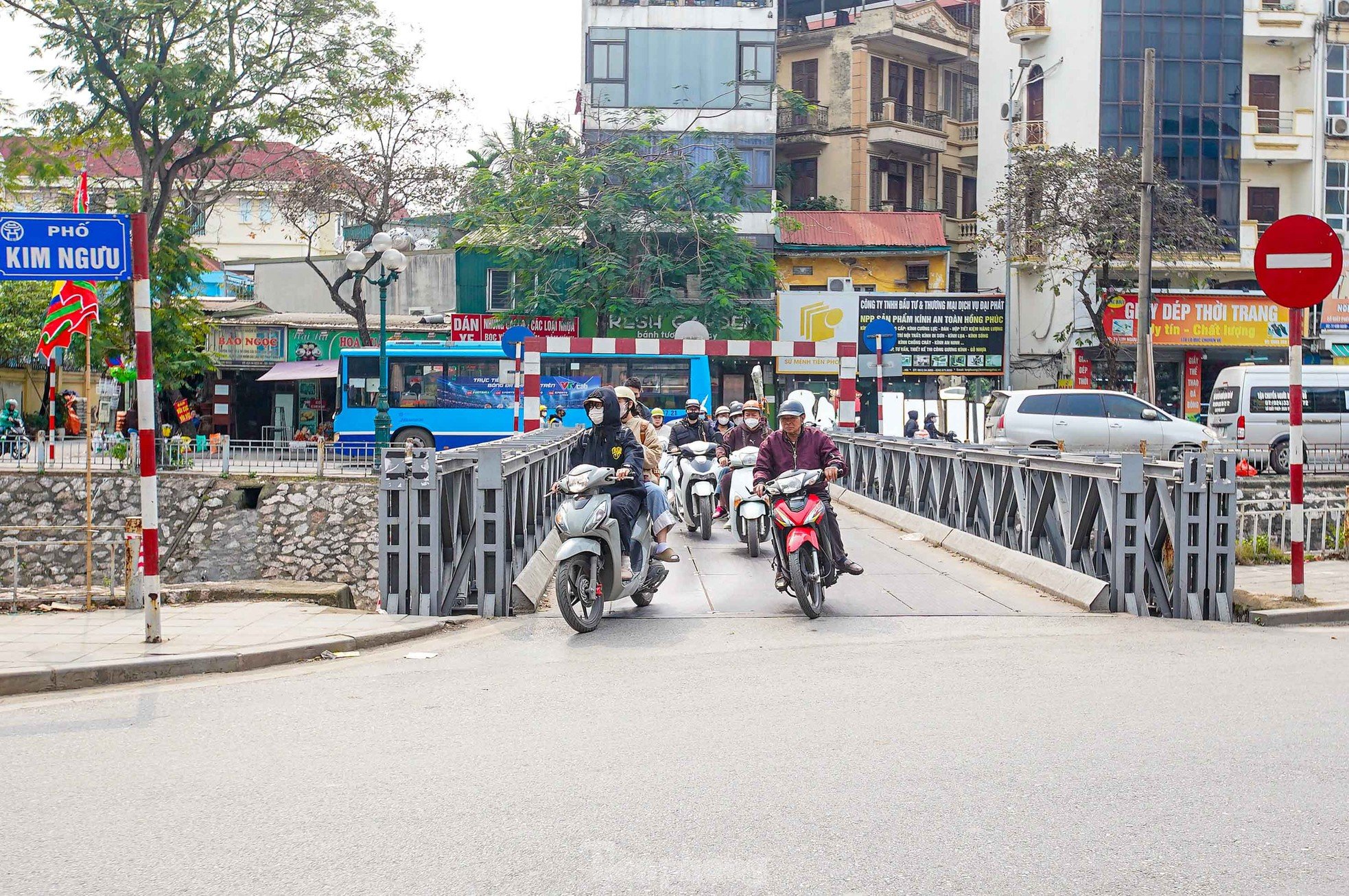 Close-up of degraded, rusty bridges in Hanoi photo 3