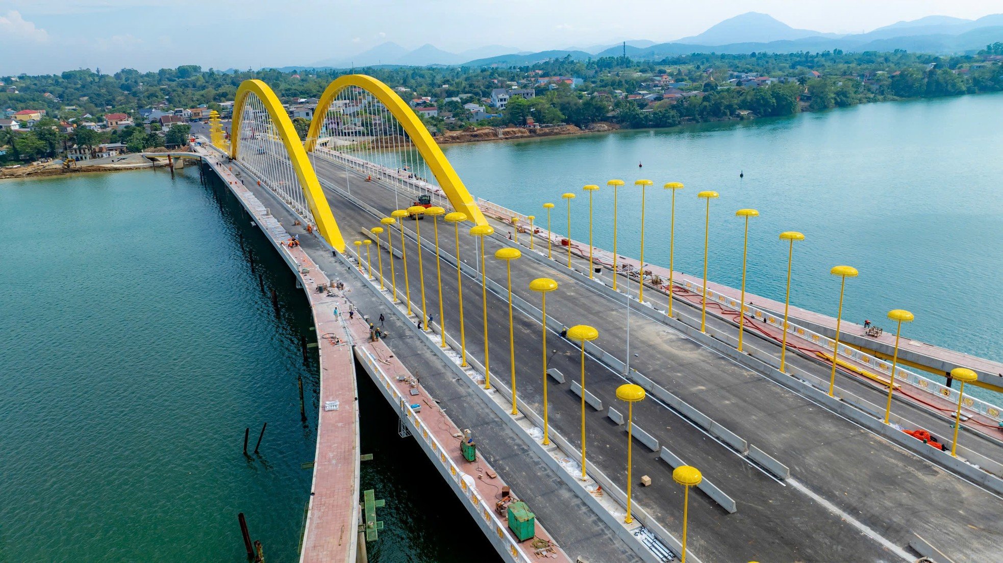 Unique 'royal golden parasol' on the billion-dollar bridge over the Perfume River photo 6