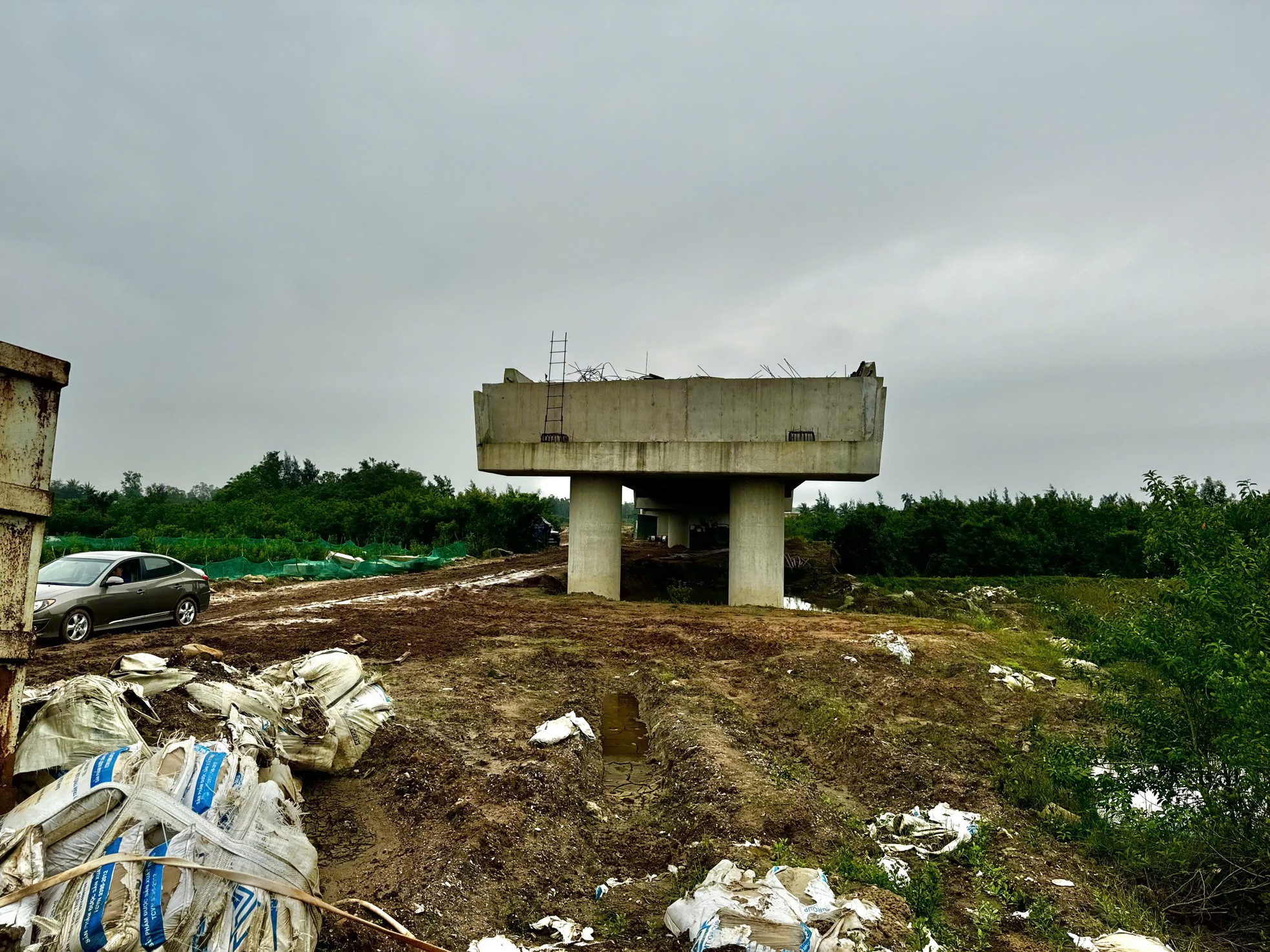 Zwei 4.400 Milliarden VND teure Verkehrsprojekte in Quang Ngai liegen hinter dem Zeitplan zurück. Foto 1