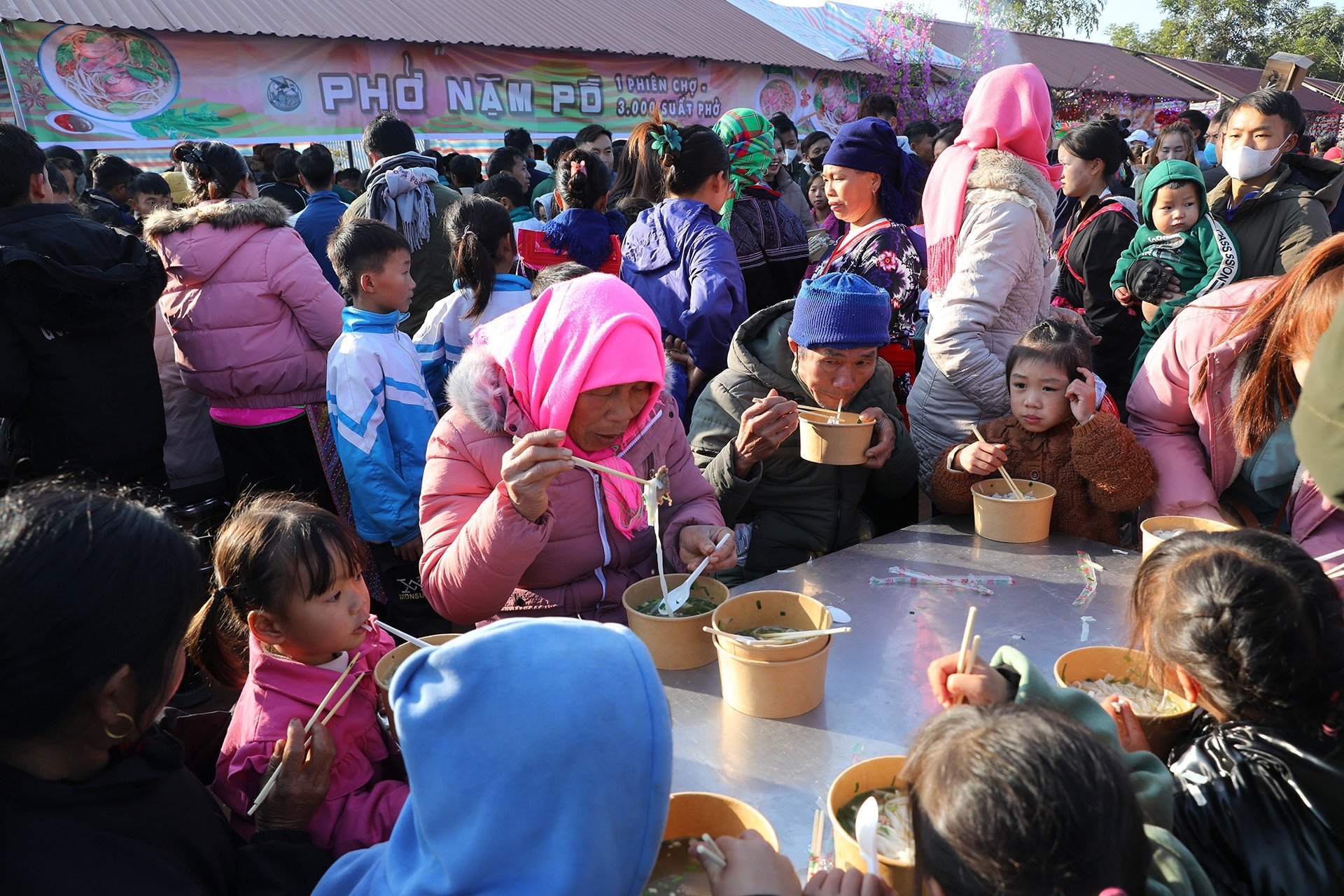 Miles de personas viajan largas distancias para visitar una feria única y comer pho caliente por 0 VND.