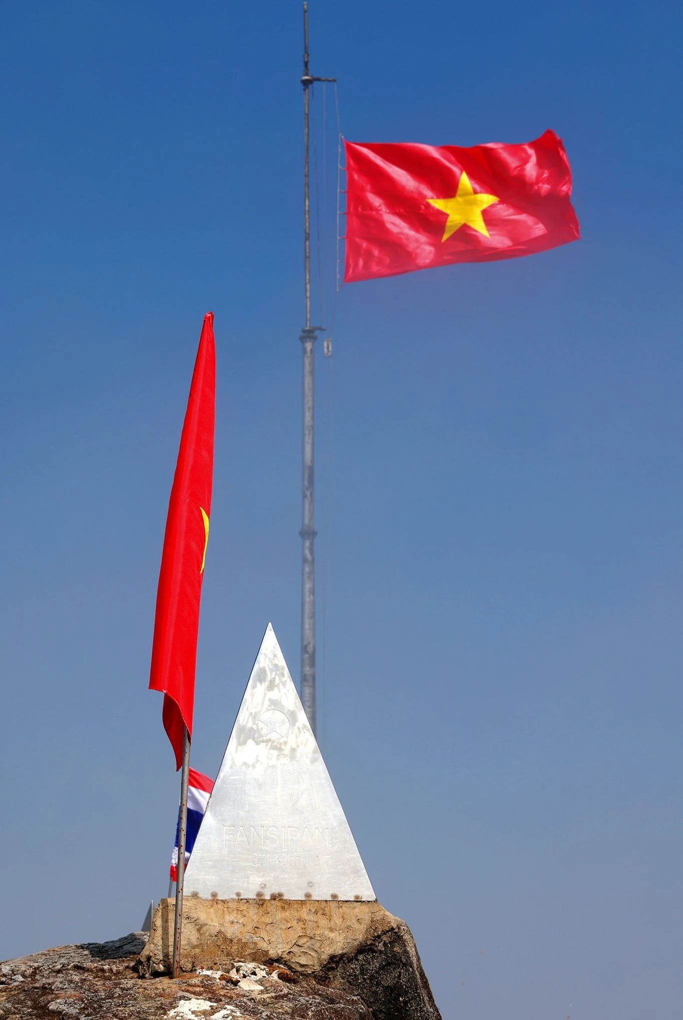 Cérémonie sacrée de lever du drapeau sur le pic Fansipan photo 12