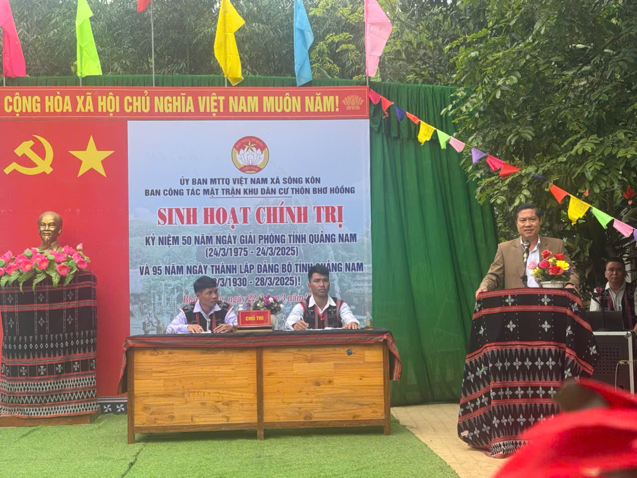 El vicepresidente del Comité Popular Provincial de Quang Nam, Phan Thai Binh, entrega obsequios en Dong Giang