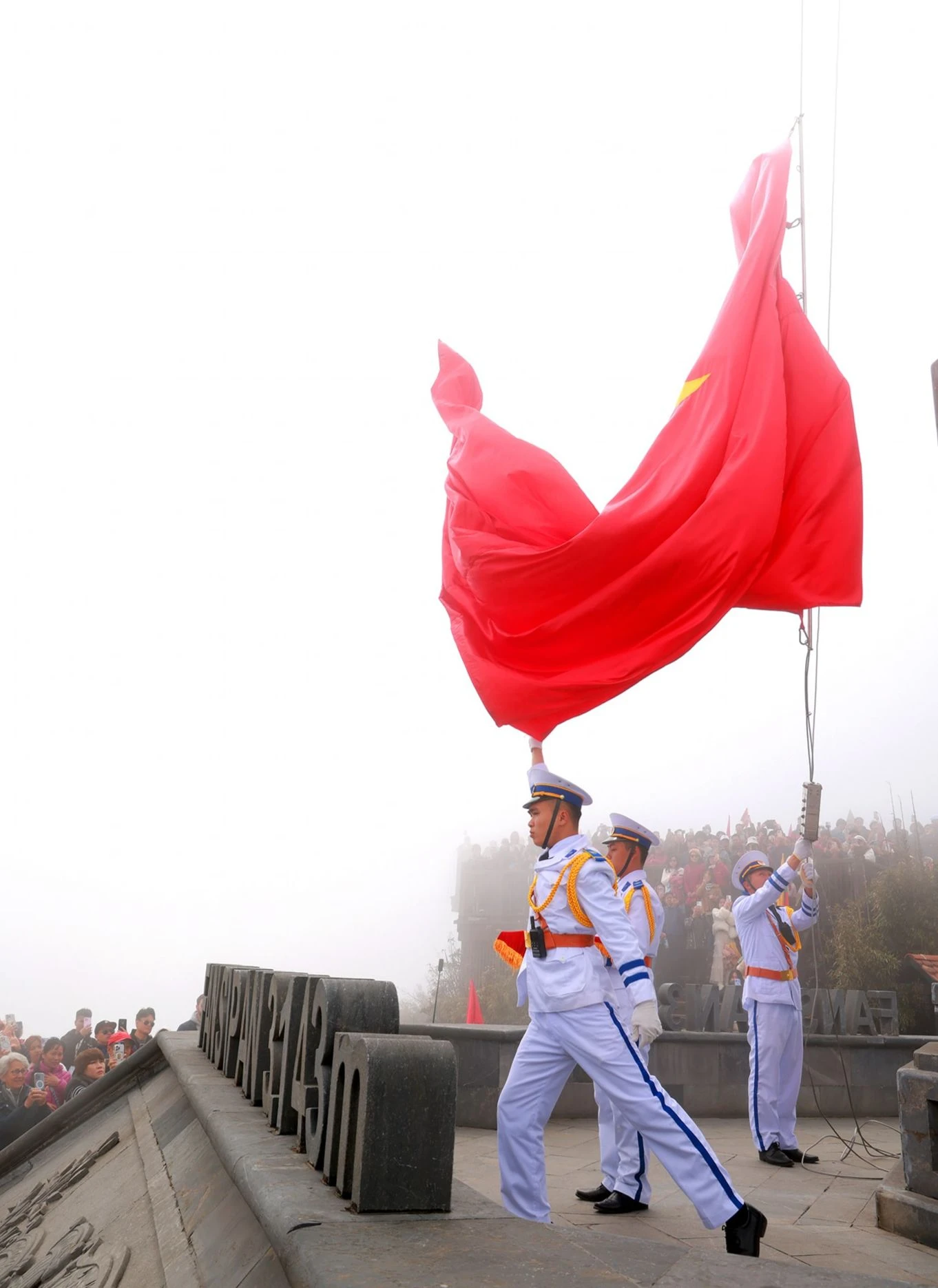 Cérémonie sacrée de lever du drapeau sur le pic Fansipan photo 6