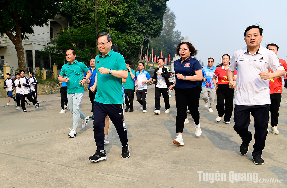 Lancement de la Journée olympique de la course à pied et de la course de cross-country de Tien Phong 2025