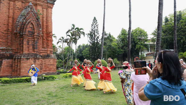 Delegados que asisten al 42º Festival Nacional de Televisión visitan Binh Dinh