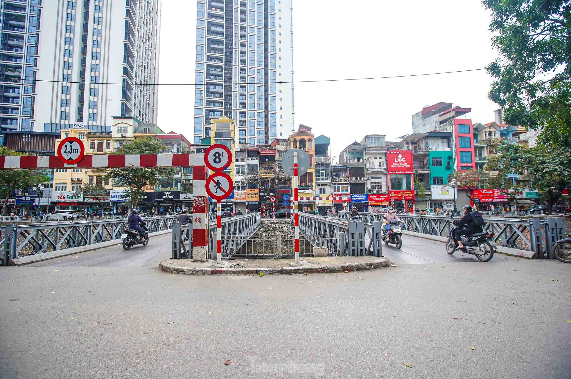 Close-up of degraded, rusty bridges in Hanoi photo 6