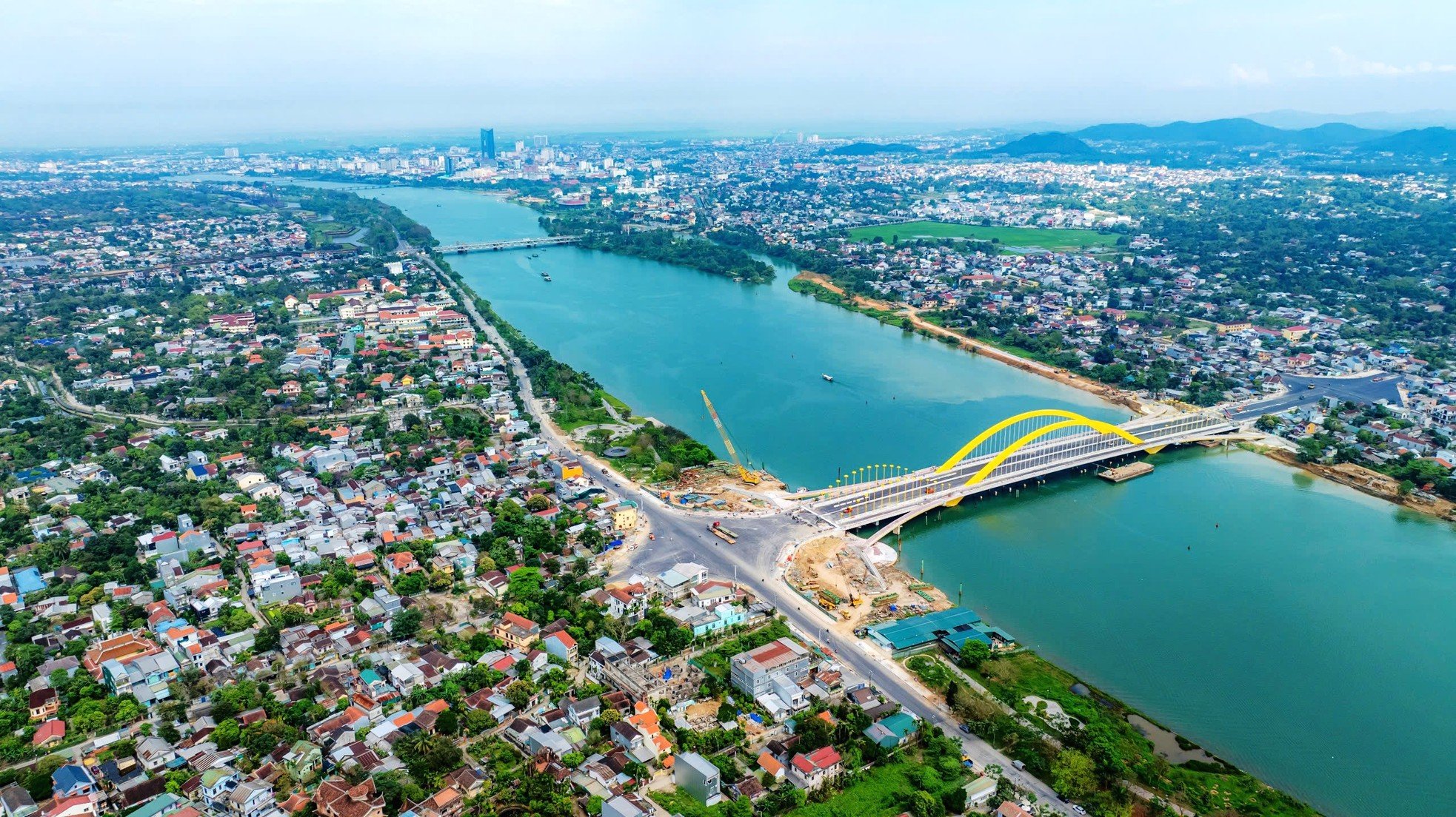 Unique 'royal golden parasol' on the billion-dollar bridge over the Huong River photo 11