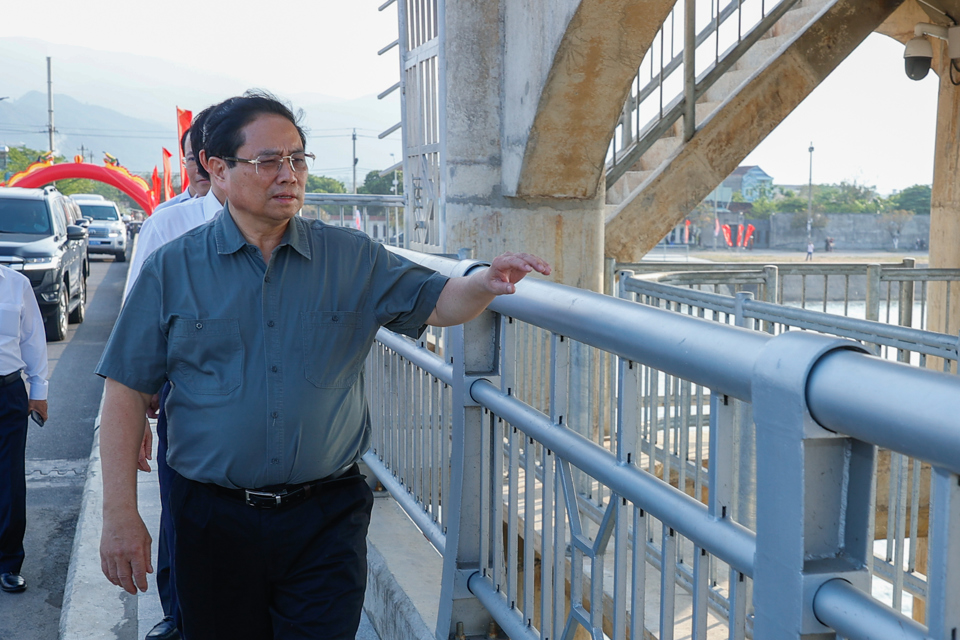 Der Premierminister forderte die Provinz auf, den Phu Phong-Damm und das Reservoir effektiv und nachhaltig zu nutzen. Maximierung der Funktionen des Projekts - Foto: VGP/Nhat Bac  