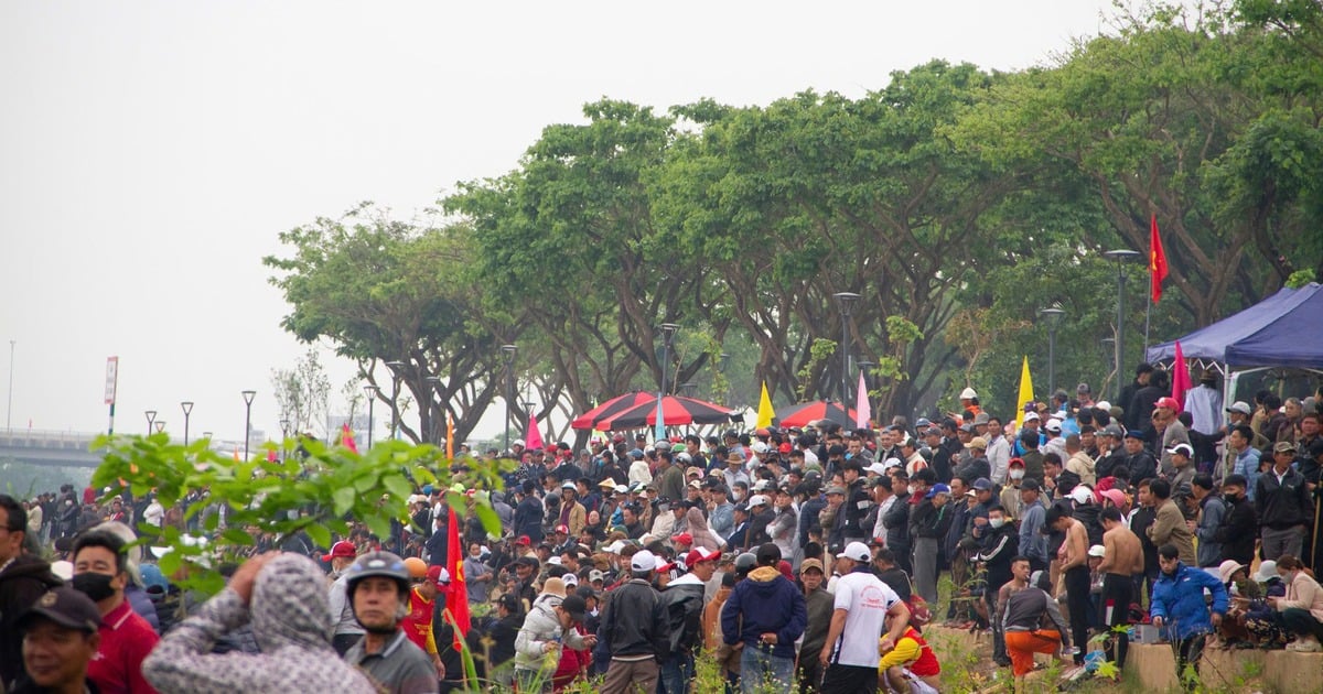 Cam Le River is packed with people watching fishermen from Quang Nam - Da Nang race boats.