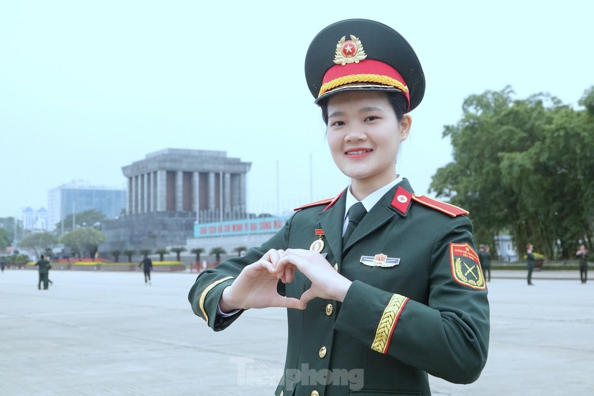 Portrait d'une talentueuse et belle major de promotion de soldat