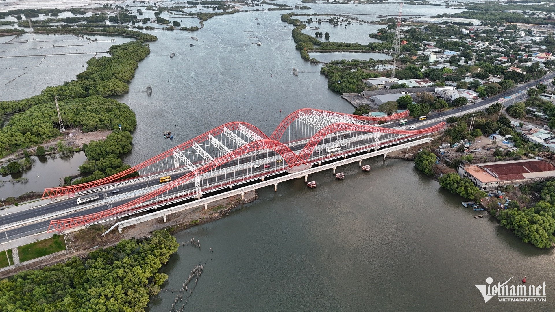 Puente de hierba W-May Vung Tau.JPG.jpg