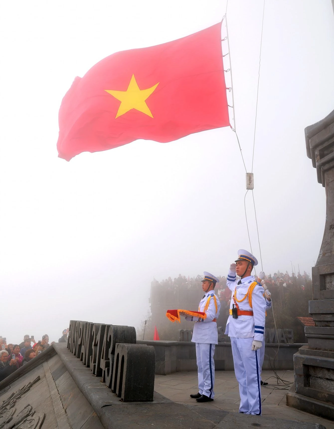 Cérémonie sacrée de lever du drapeau sur le pic Fansipan photo 7