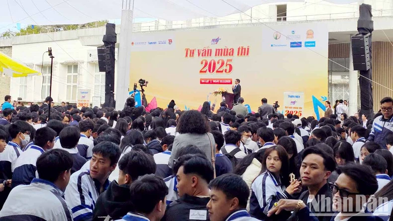 Mehr als 3.000 Studenten nehmen am Beratungsprogramm zur Prüfungszeit in Da Lat teil. Foto 1