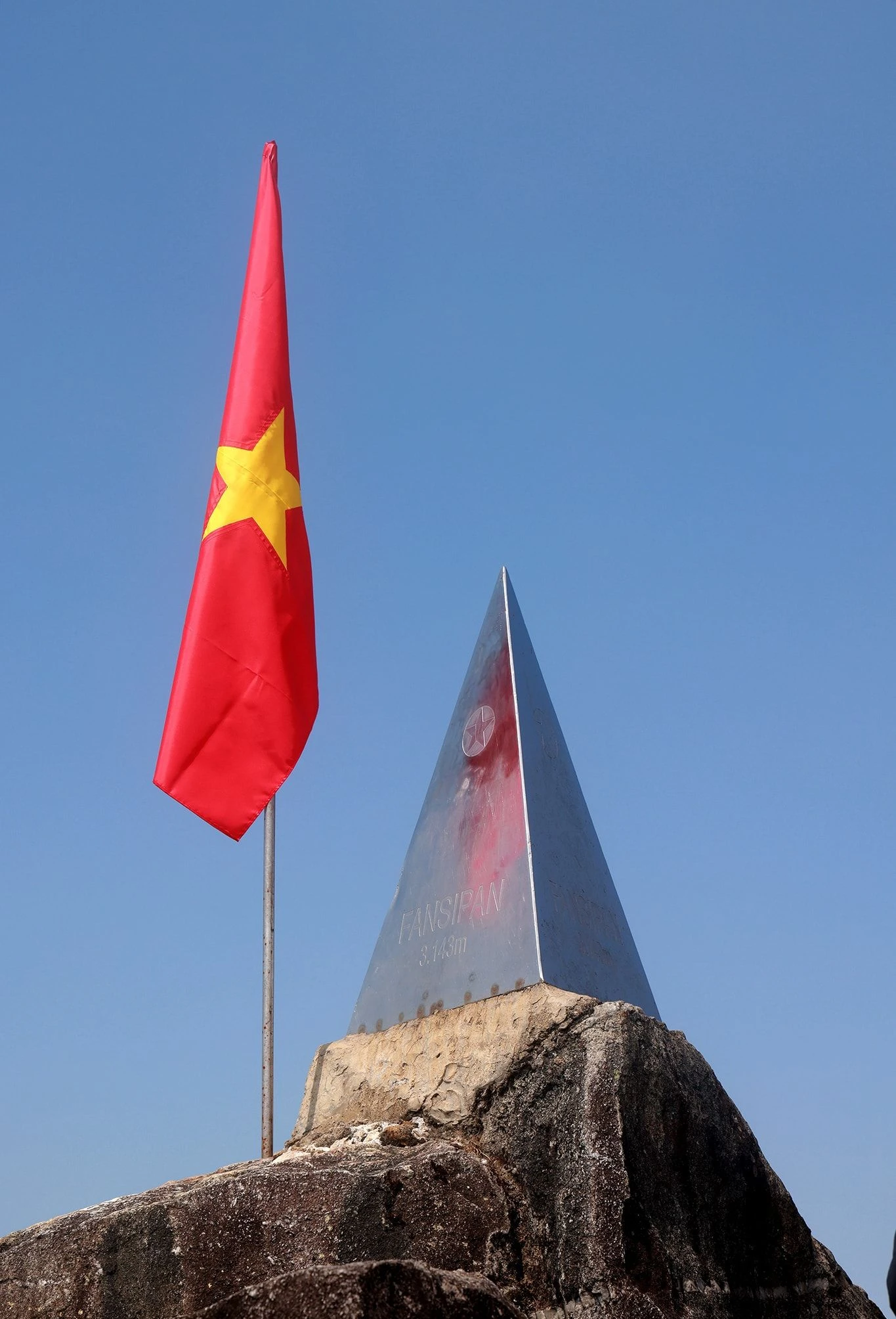 Cérémonie sacrée de lever du drapeau sur le pic Fansipan photo 16