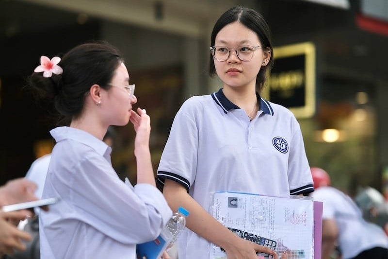 Para ingresar al grado 10 en Hanoi, ¿los padres aún tienen que hacer cola para presentar sus solicitudes?