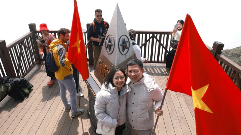 Sacred flag-raising ceremony on Fansipan peak photo 14