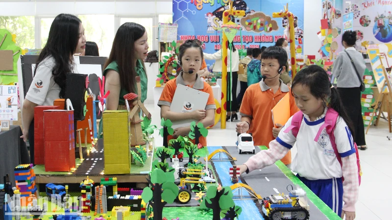 Da Nang : Plus de 2 000 « petits ingénieurs » accompagnés de leurs parents et de leurs enseignants participent au festival STEM