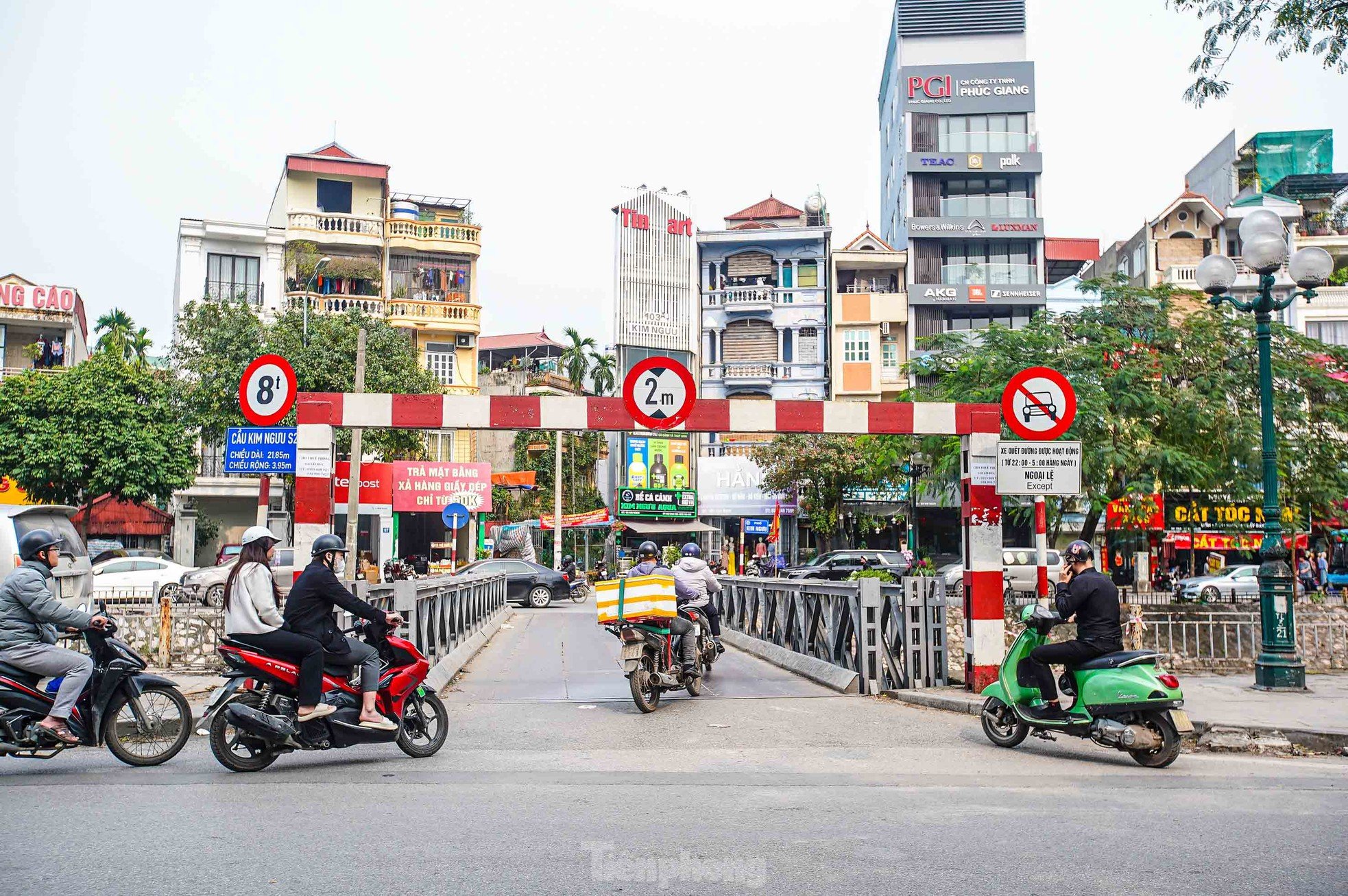 Close-up of degraded, rusty bridges in Hanoi photo 1