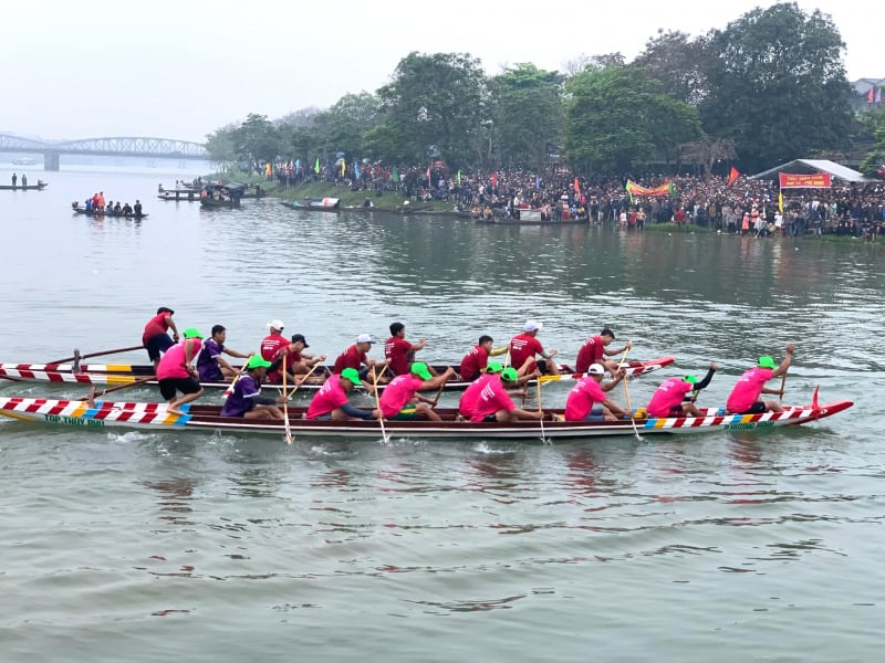 Courses de bateaux traditionnels passionnantes sur la rivière Huong -0