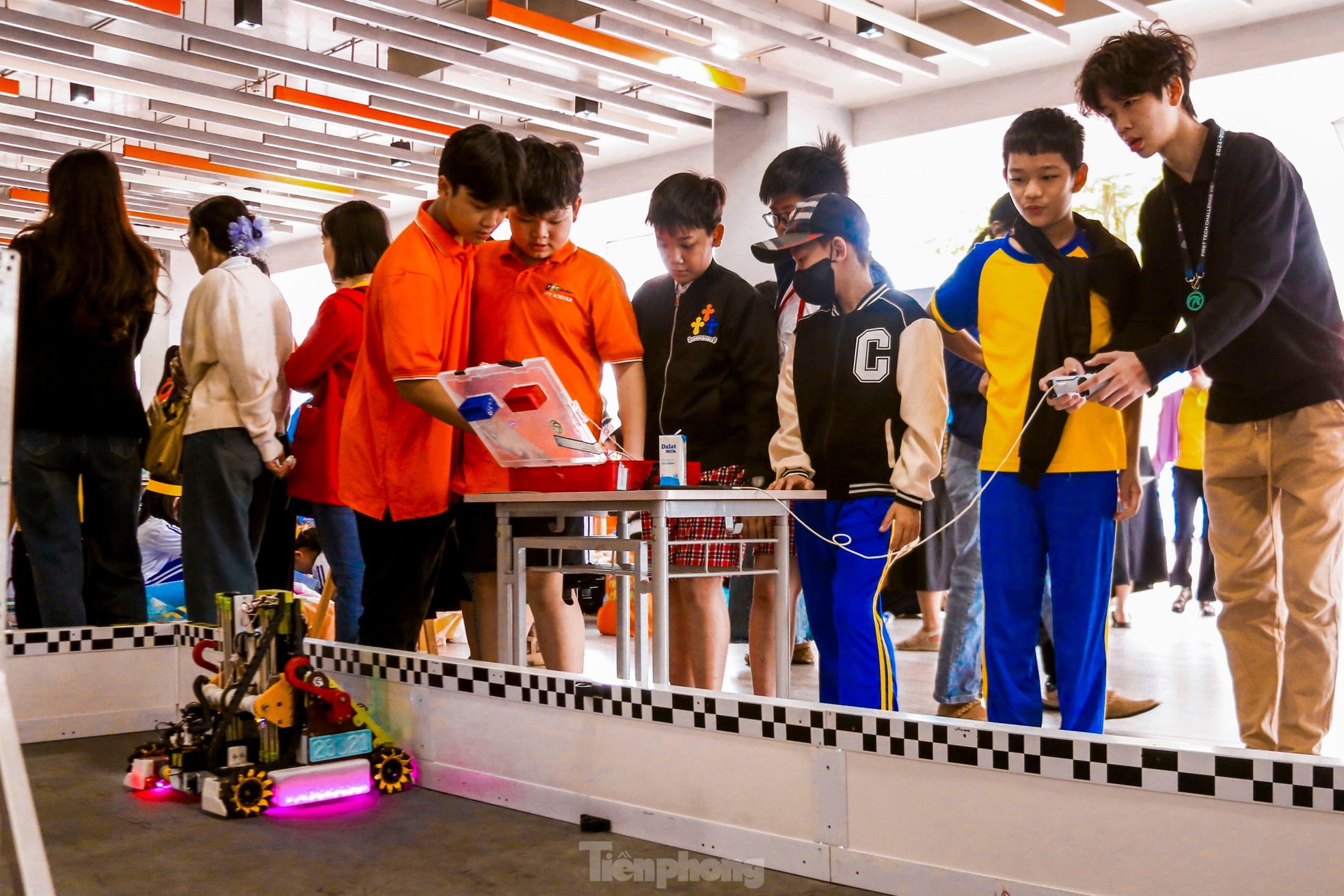 More than 2,000 Da Nang students excitedly experience Robots and basic programming photo 7