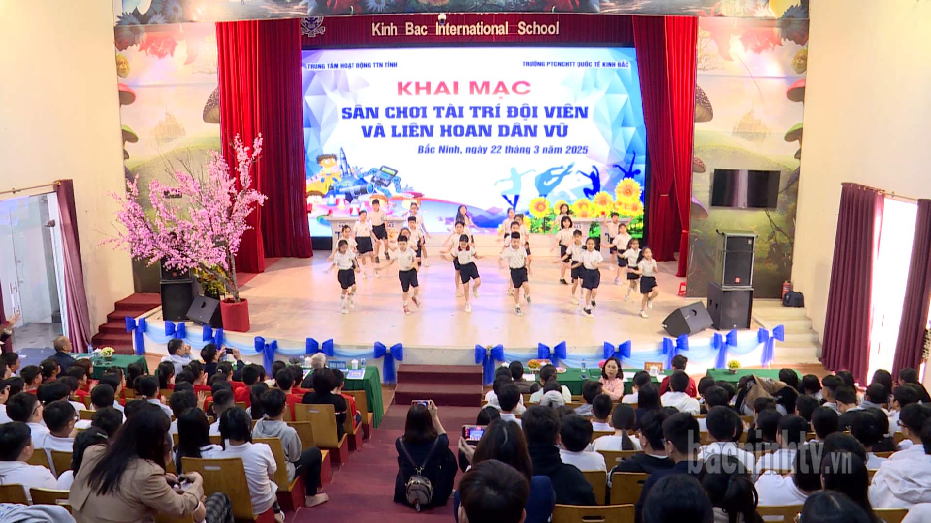 Terrain de jeu pour les talents et l'intelligence des membres de l'équipe et festival de danse folklorique de la province de Bac Ninh en 2025